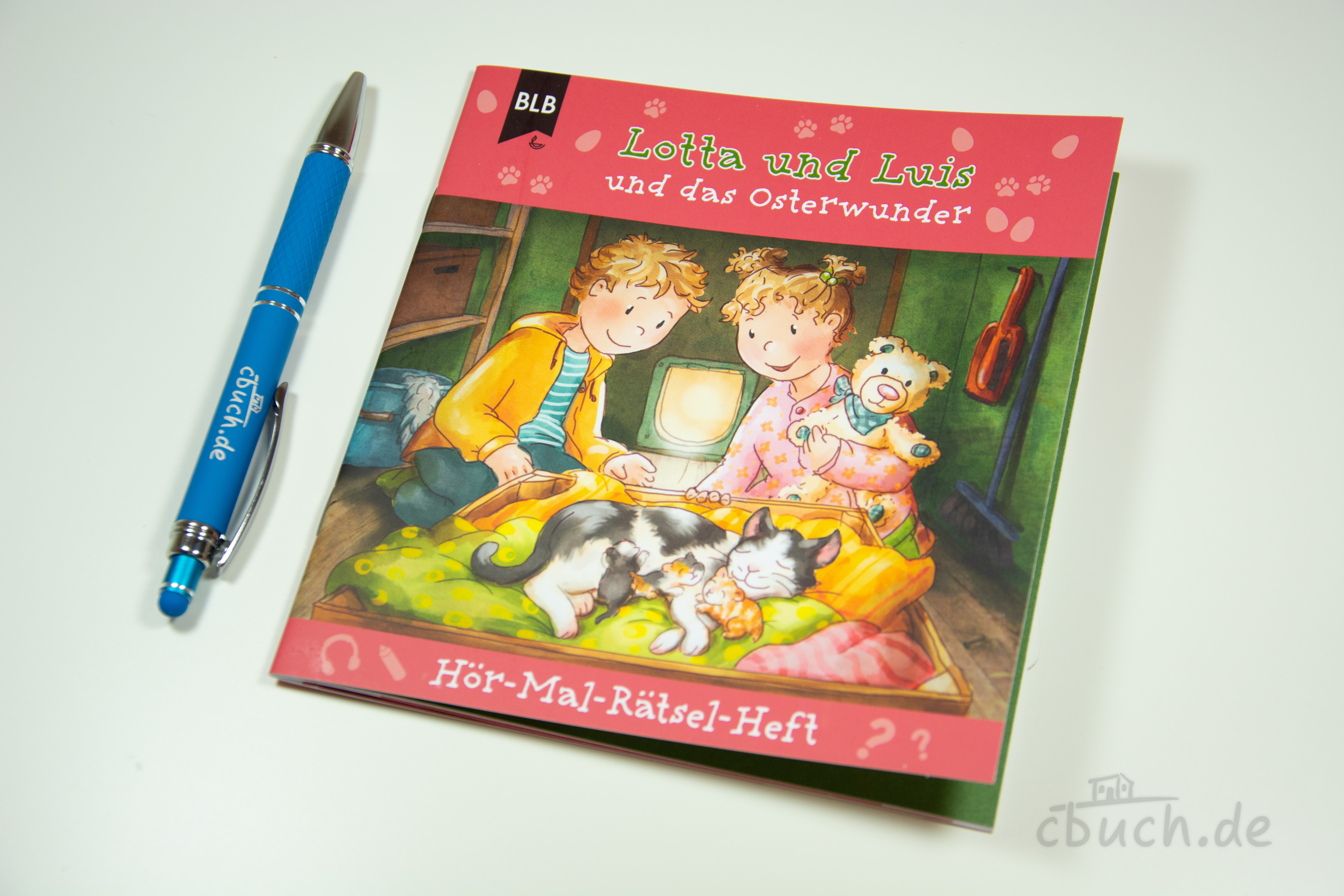 Buchcover von „Koch: Lotta und Luis und das Osterwunder“ von Bibellesebund, ein kindgerechtes Hör-Mal-Rätsel-Heft zu Ostern mit Lotta, Luis, Teddy und Katze mit Kätzchen.