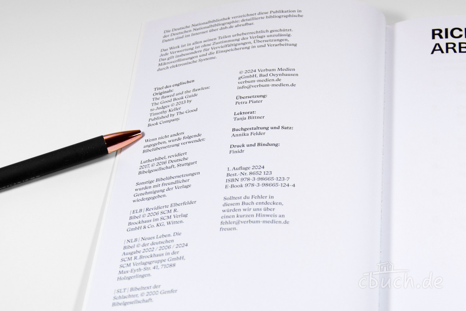 Aufgeschlagene Buchseite mit Copyright- und Verlagsangaben Buchseite mit Copyright, ISBN und Verlagshinweisen und ein K