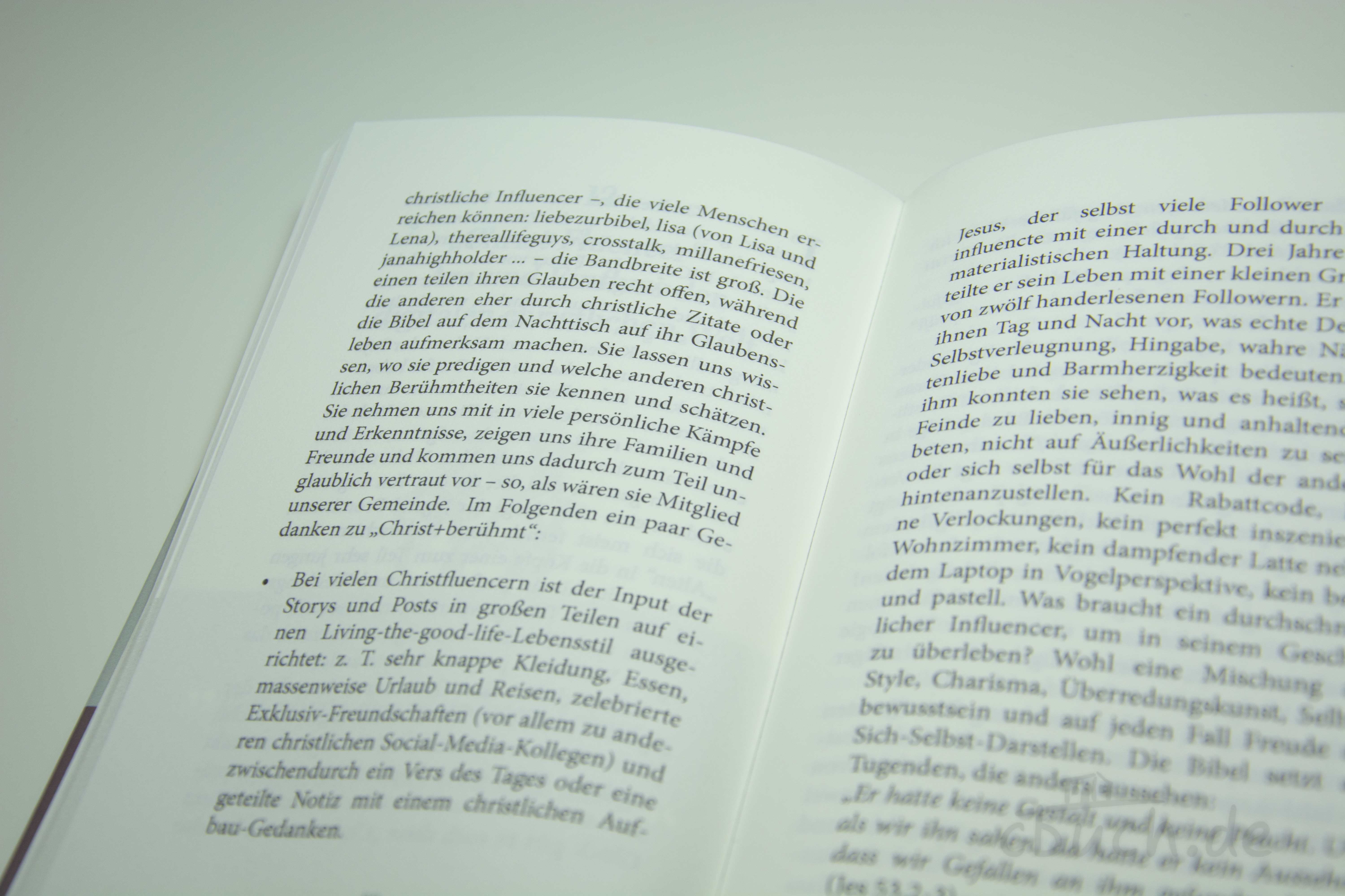 Offenes Buch mit lesbarem Text über christliche Influencer u