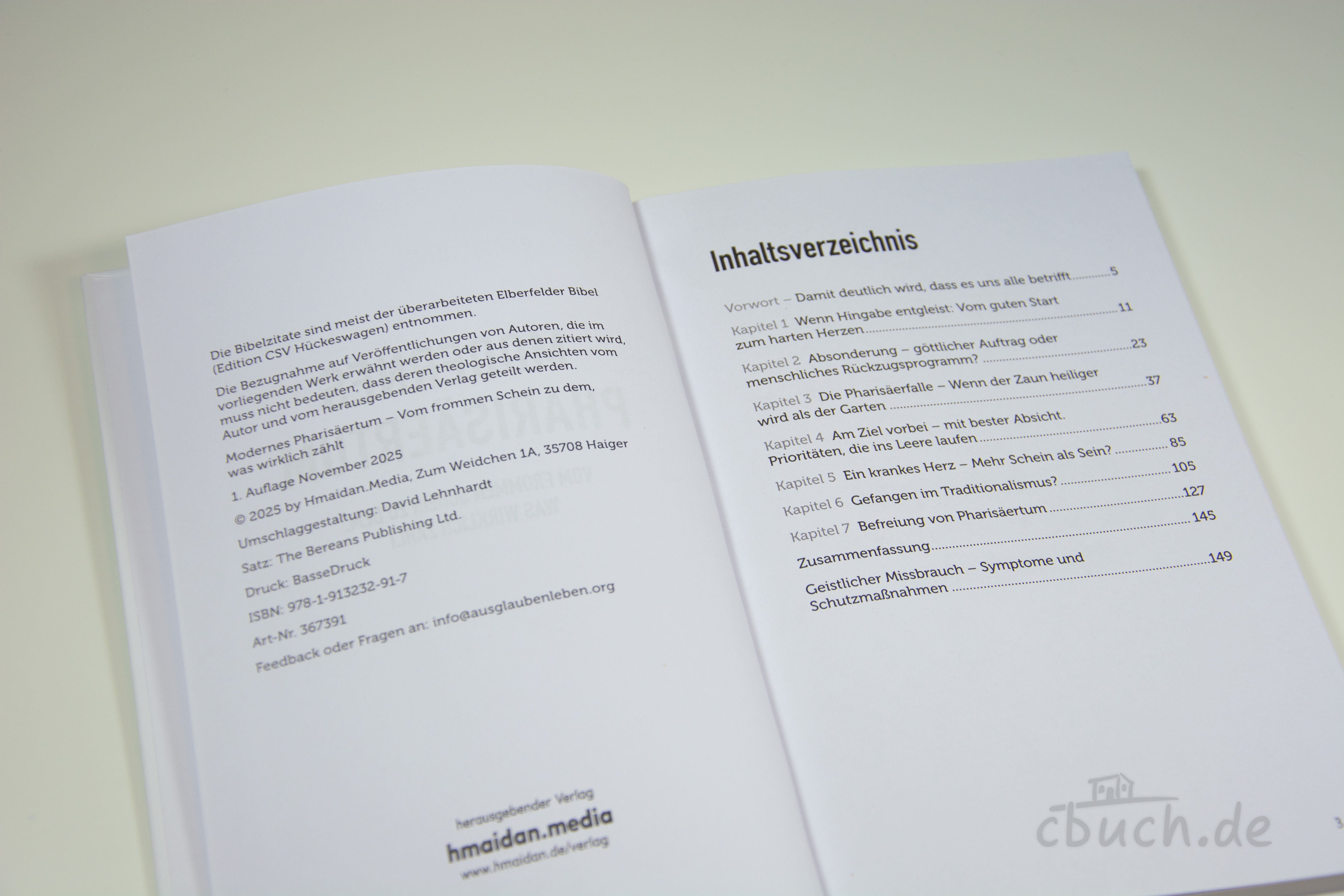 Geöffnetes Buch „Modernes Pharisäertum“ von Jan Philip Svetlik mit Impressum und Inhaltsverzeichnis, erschienen bei Hmaidan Media; christlicher Weckruf gegen geistliche Überheblichkeit und Gesetzlichkeit.