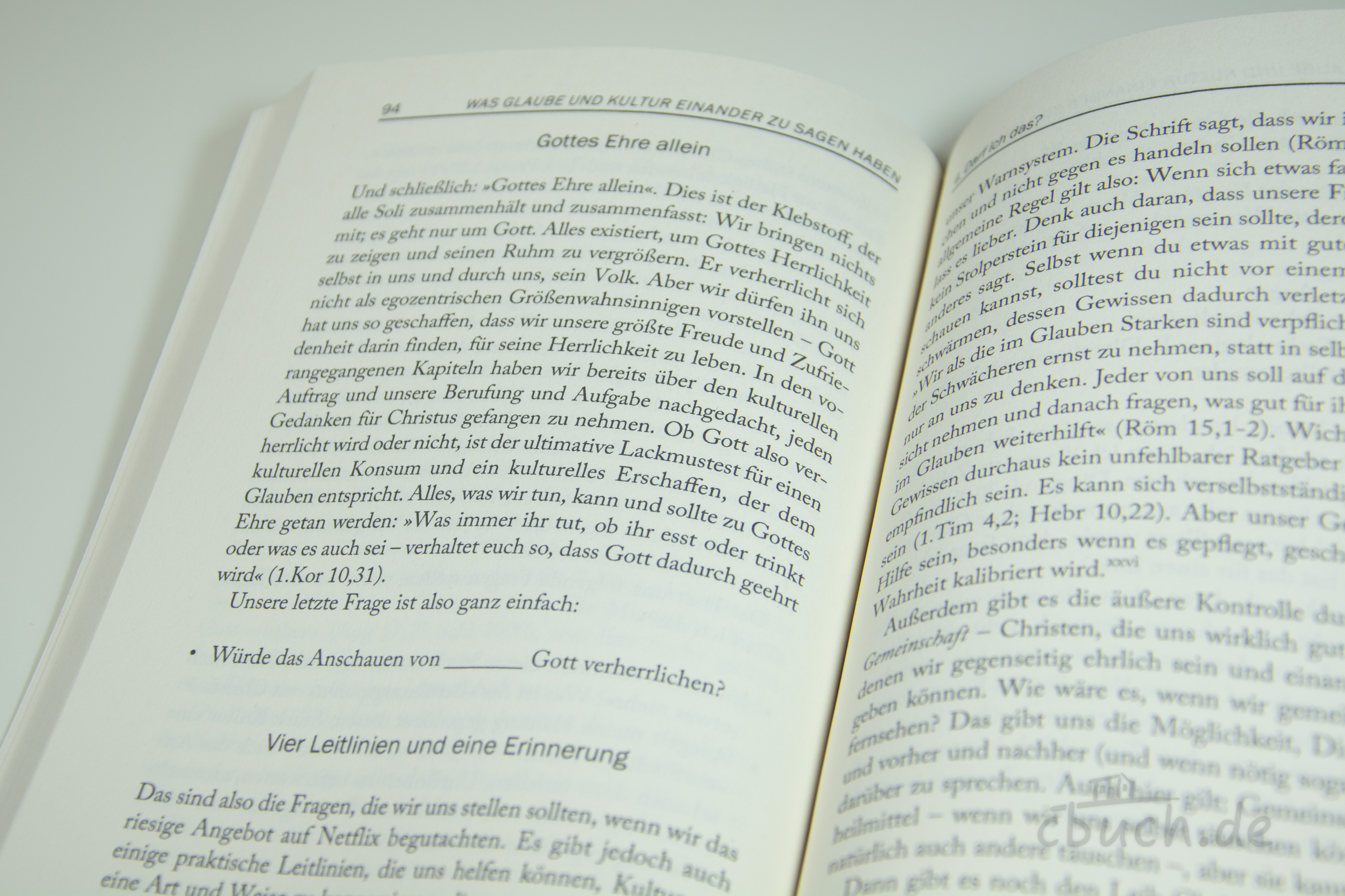 Strange: Was Glaube und Kultur einander zu sagen haben – geöffnete Buchseiten Geöffnete Seiten aus dem Buch „Strange: Was Glaube und Kultur einander zu sagen haben“ von Daniel Strange, christliches Sachbuch über Glaube, Kultur und Nachfolge, Verlag 3L