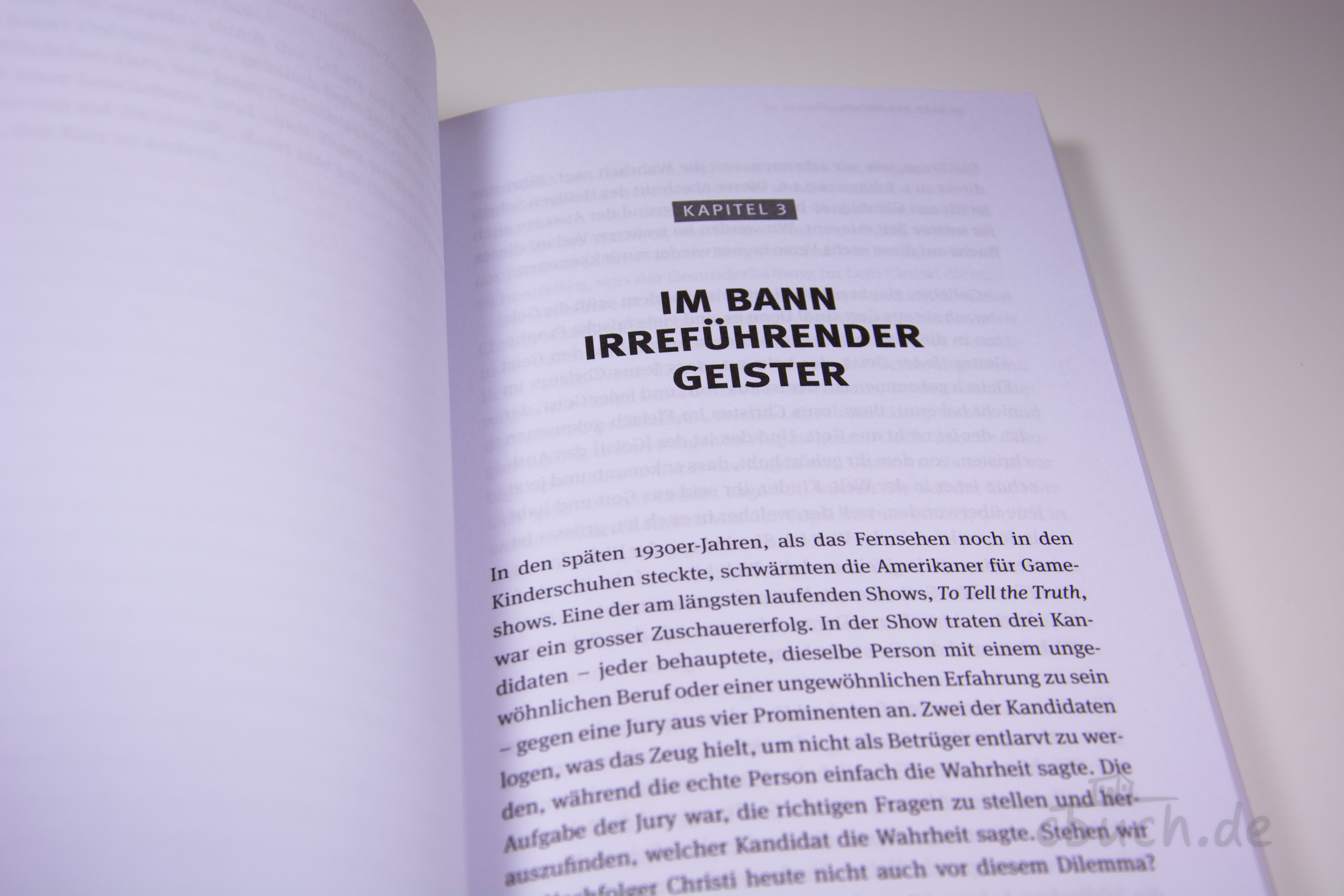 Aufgeschlagene Buchseite aus „Jack Hibbs: Im Bann der Täuschung“ von CV, Kapitel 3 „Im Bann irreführender Geister“, über geistliches Unterscheidungsvermögen und Wahrheit.