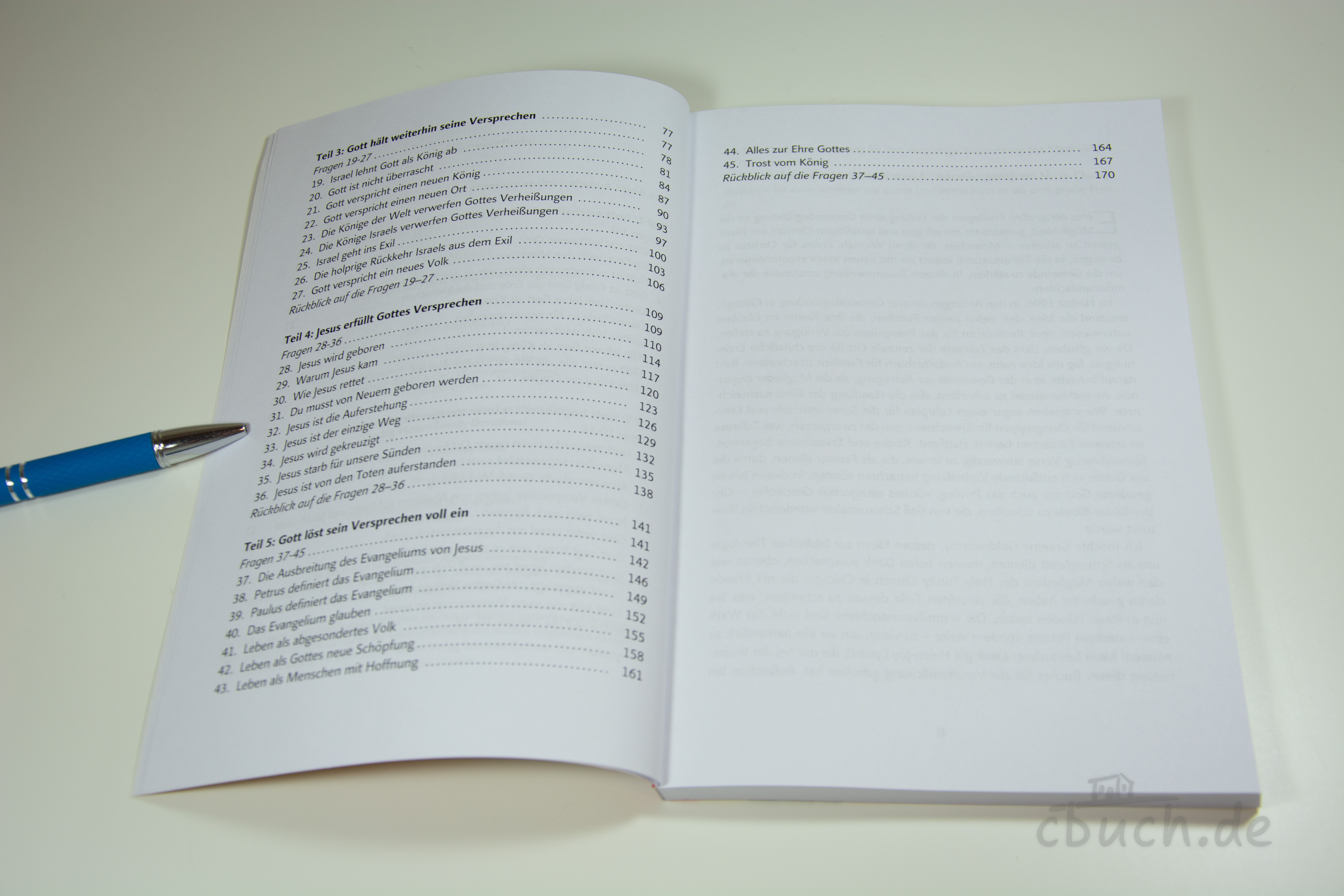 Aufgeschlagenes Andachtsbuch „Helm: Familienandachten zu Gottes einzigartige Geschichte“ mit sichtbarem Inhaltsverzeichnis, Familienandachten zur Bibel und Heilsgeschichte für Kinder von 6 bis 10 Jahren.