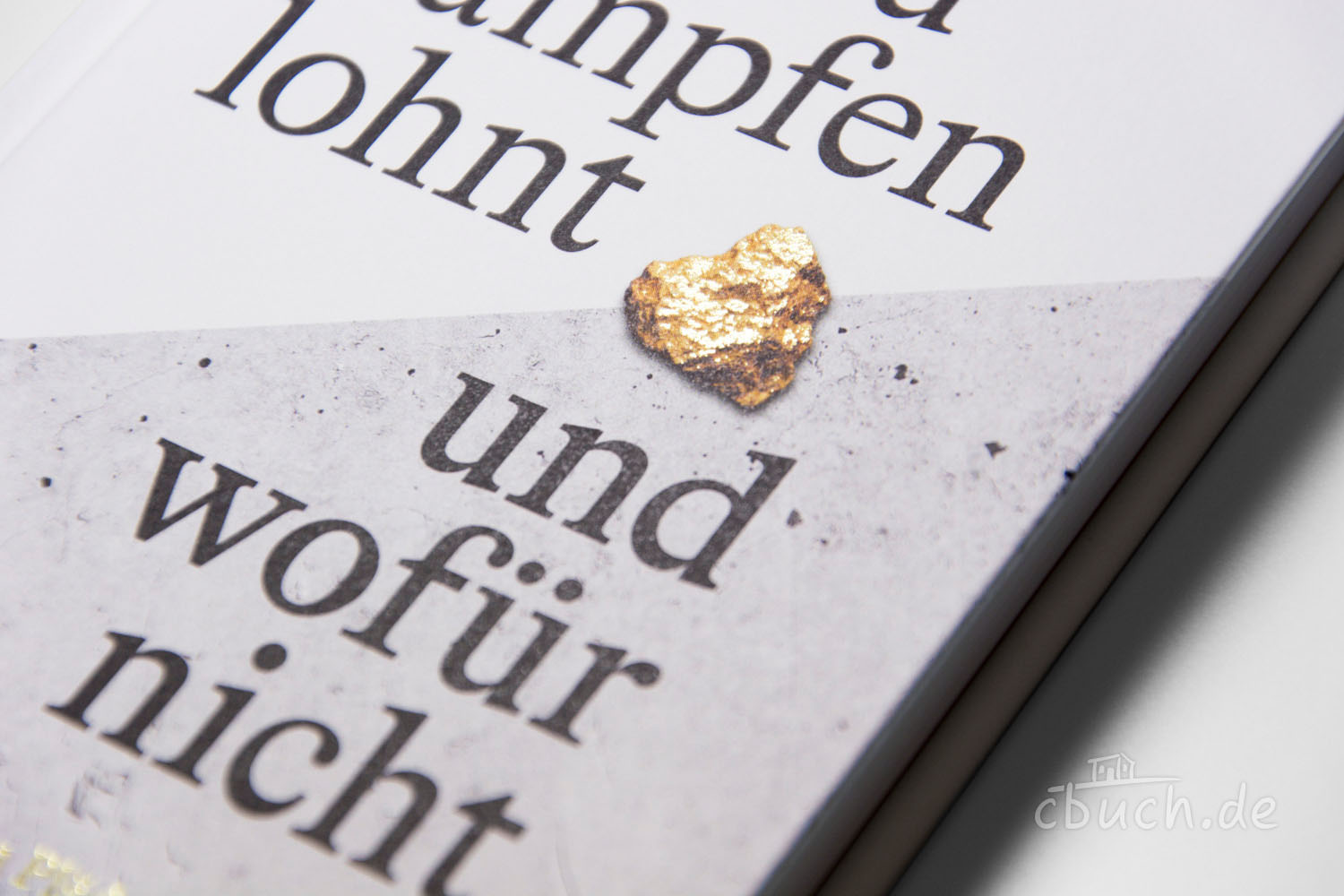 Buchcover Ausschnitt mit goldenem Herz und Text Nahaufnahme Buchdeckel mit goldenem Herz und Text in schwarz