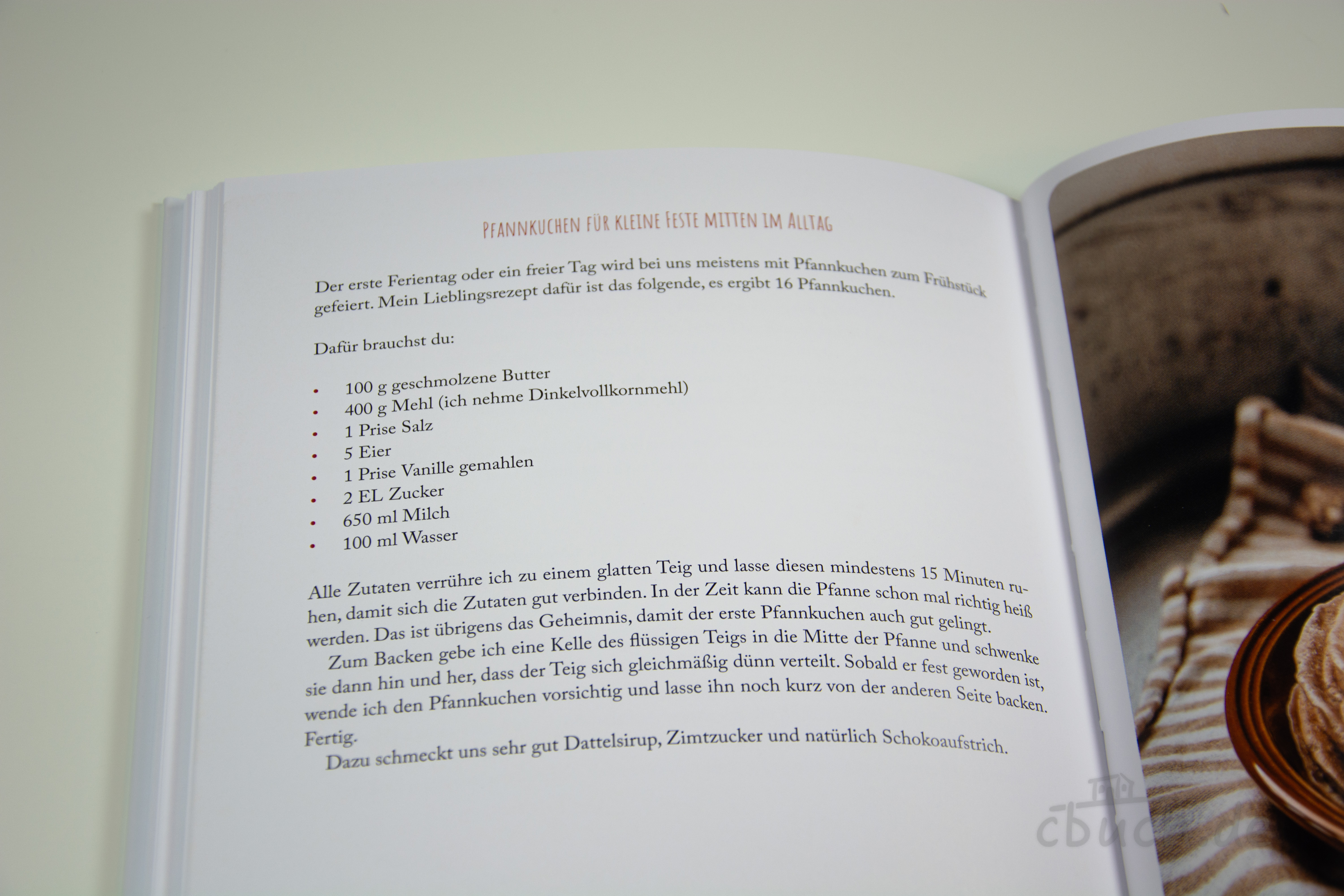Aufgeschlagene Buchseite aus „Kitzmann: Ein tägliches Fest“ von Sara Kitzmann mit Pfannkuchenrezept für kleine Feste im Familienalltag, erschienen bei Francke.