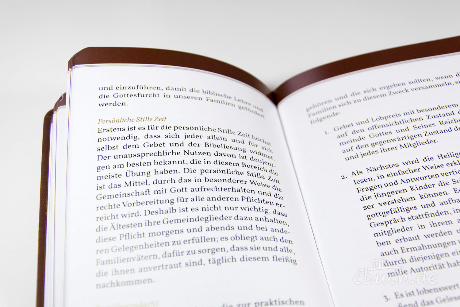 Geöffnetes Buch mit Text zur persönlichen Stille Zeit Nahaufnahme eines geöffneten Buches mit Text über persönlich