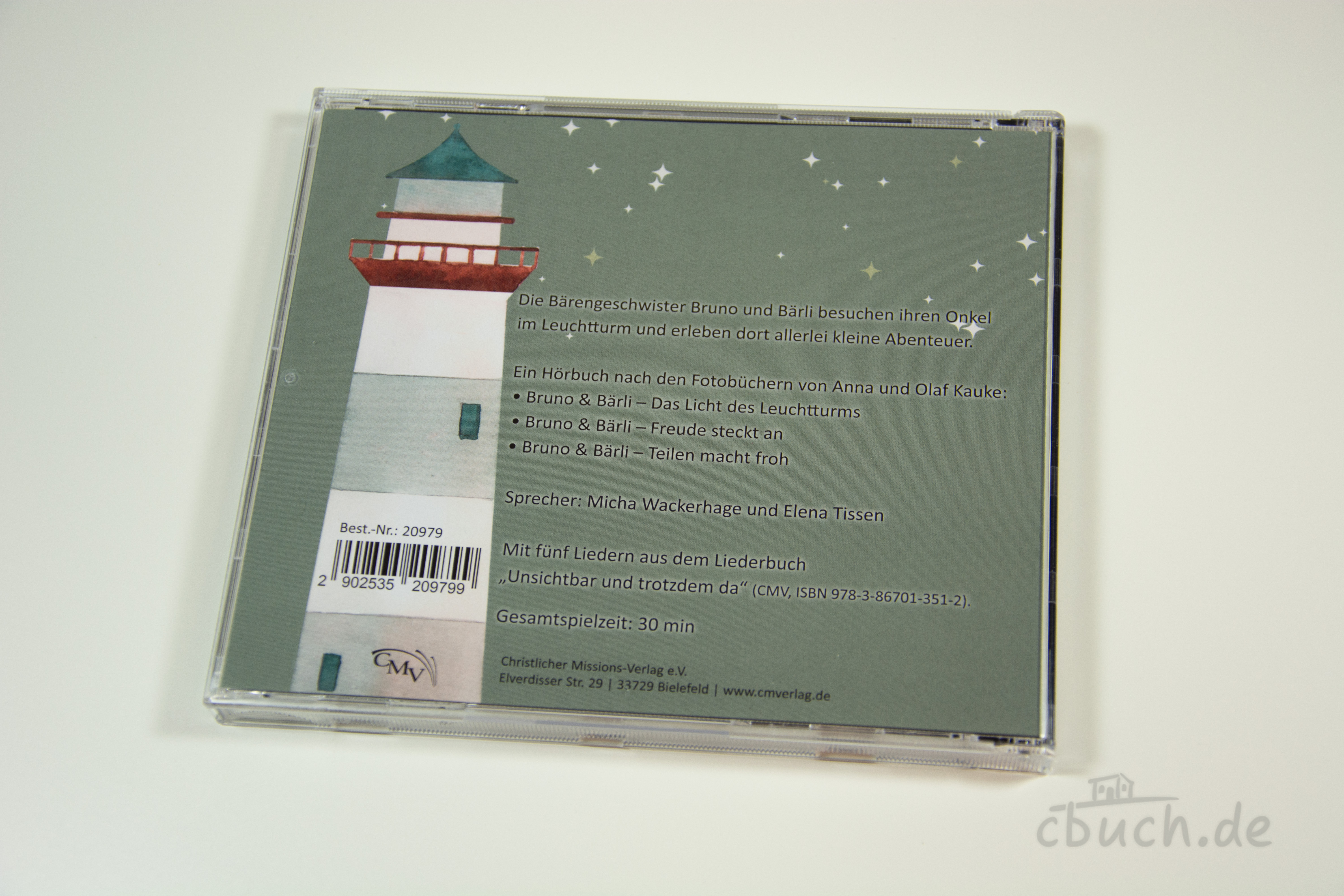 Bruno und Bärli Hörbuch-Audio-CD mit Liedern – Rückseite mit Leuchtturm Rückseite der Bruno und Bärli Hörbuch-Audio-CD mit Liedern von CMV, mit Leuchtturm-Motiv und Infos zu den Abenteuern von Bruno und Bärli, Sprechern sowie 30 Minuten Spielzeit.