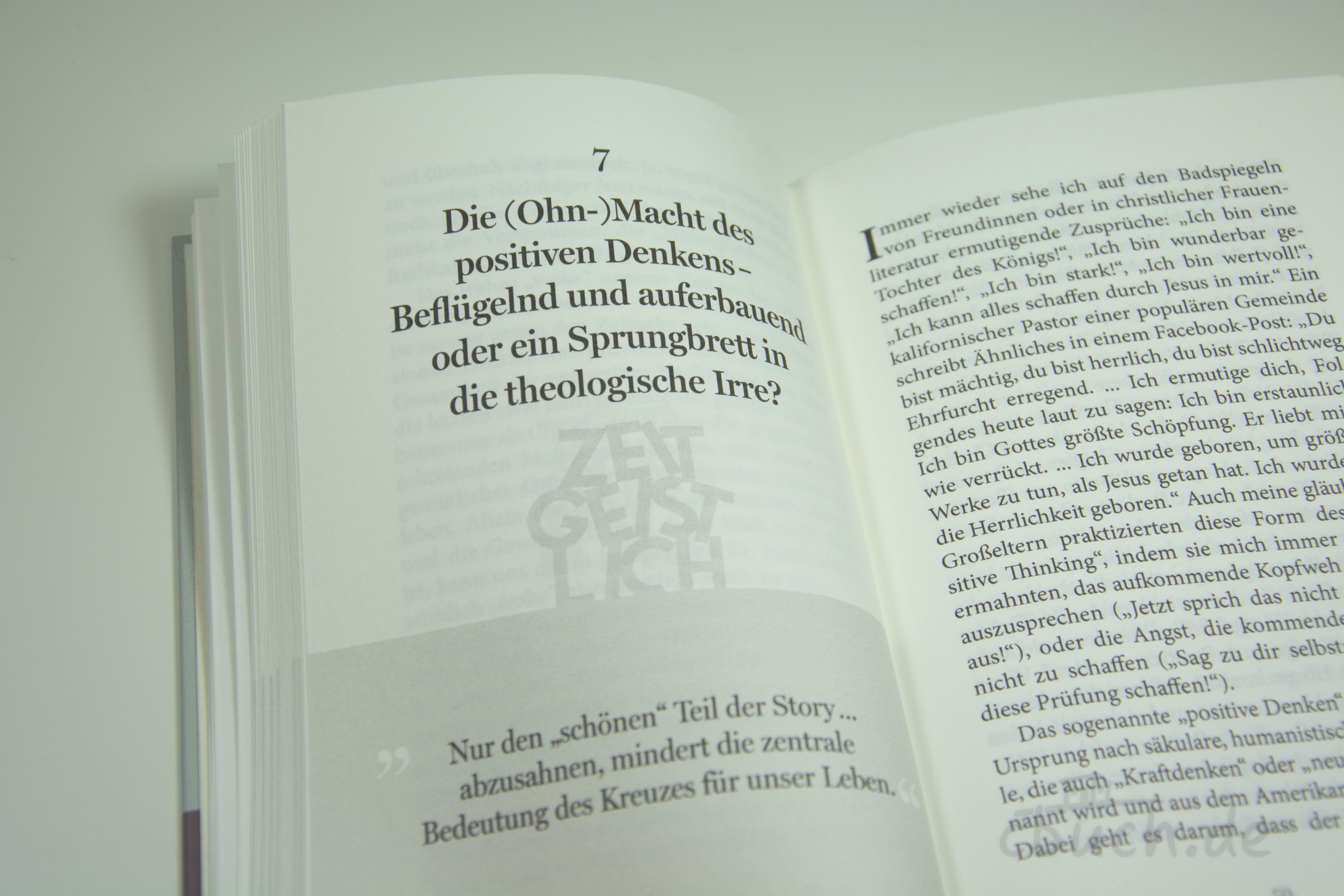 Offenes Buch mit Text über positiven Denken und theologische