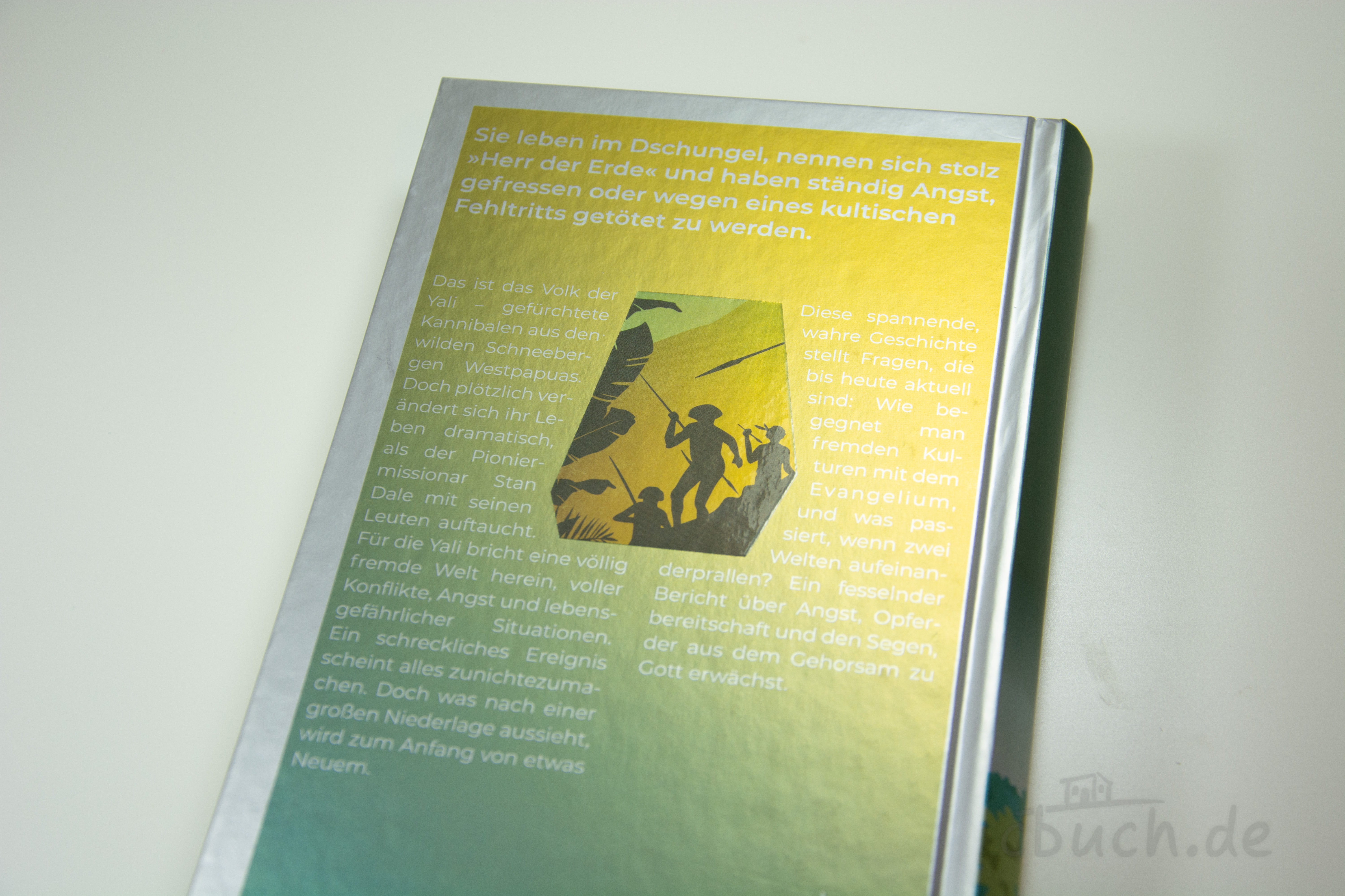 Rückseite eines Buchs mit Text über das Volk der Yali und ei