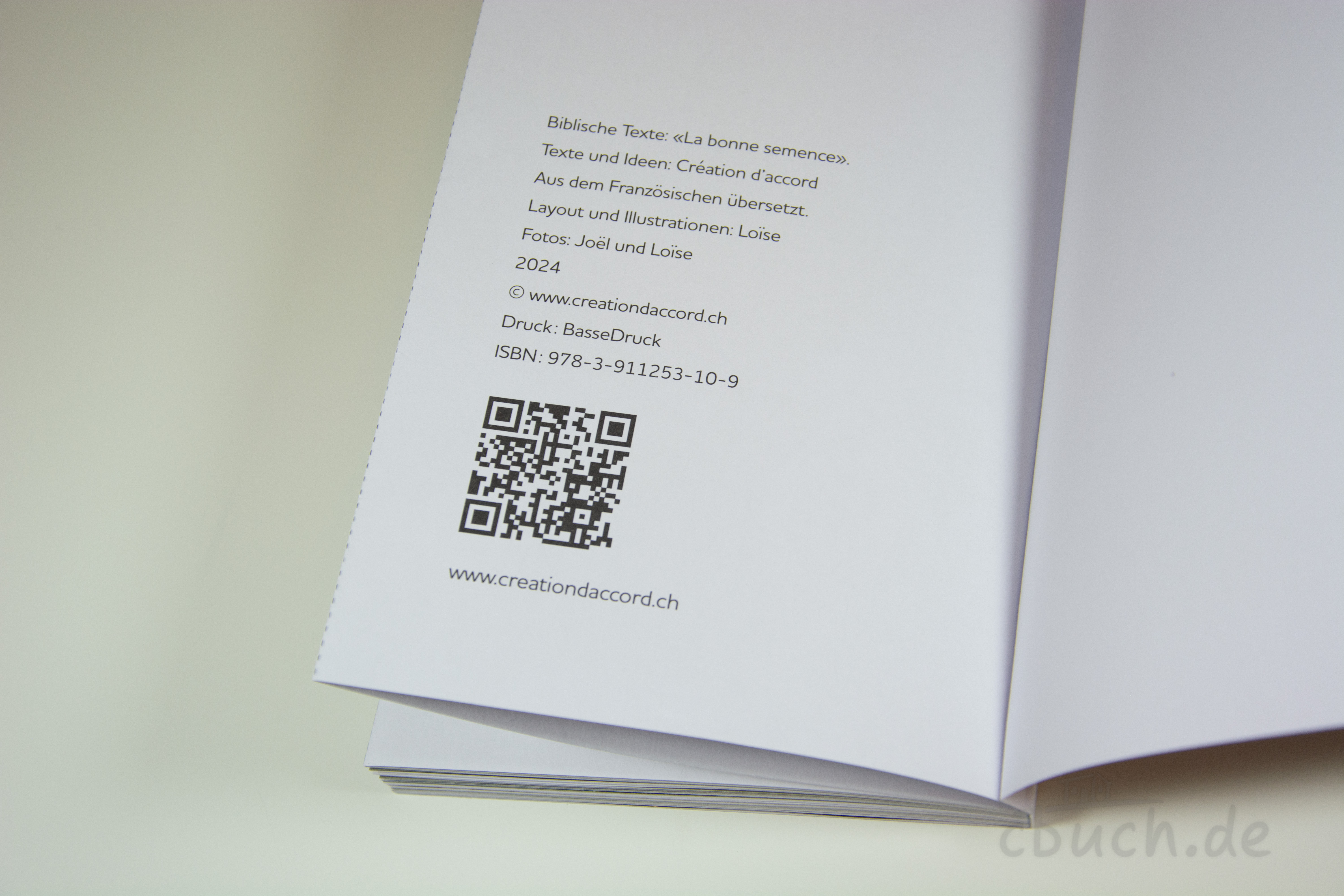 Offene Buchseite mit ISBN, QR-Code und Verlags- und Autorena