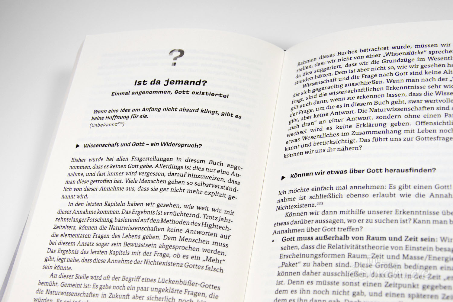 Seiten eines Buches mit dem Thema Wissenschaft und Gott