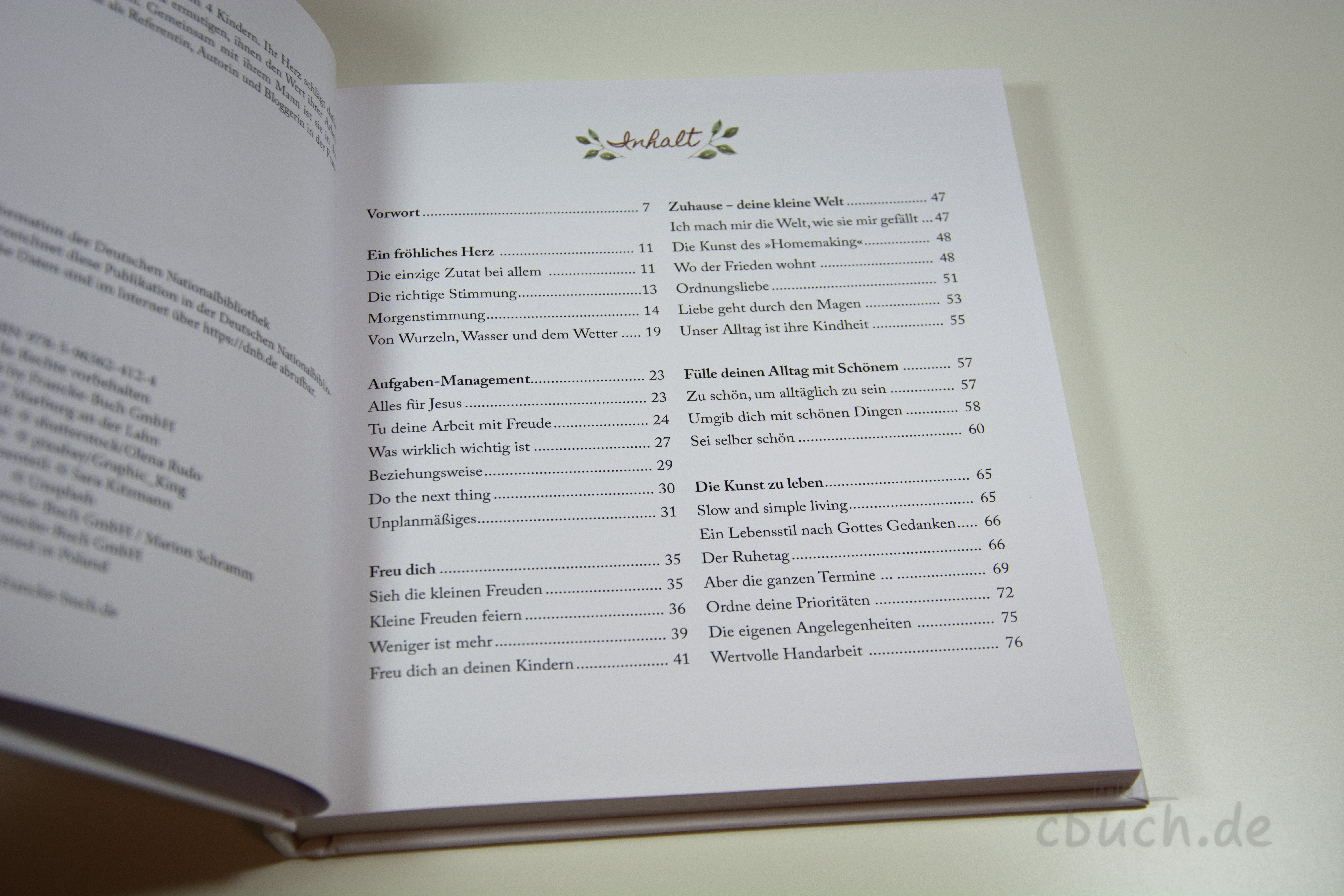 Aufgeschlagenes Buch „Ein tägliches Fest“ von Sara Kitzmann, Francke, mit sichtbarem Inhaltsverzeichnis zum Familienalltag und Leben feiern mit kleinen Kindern.