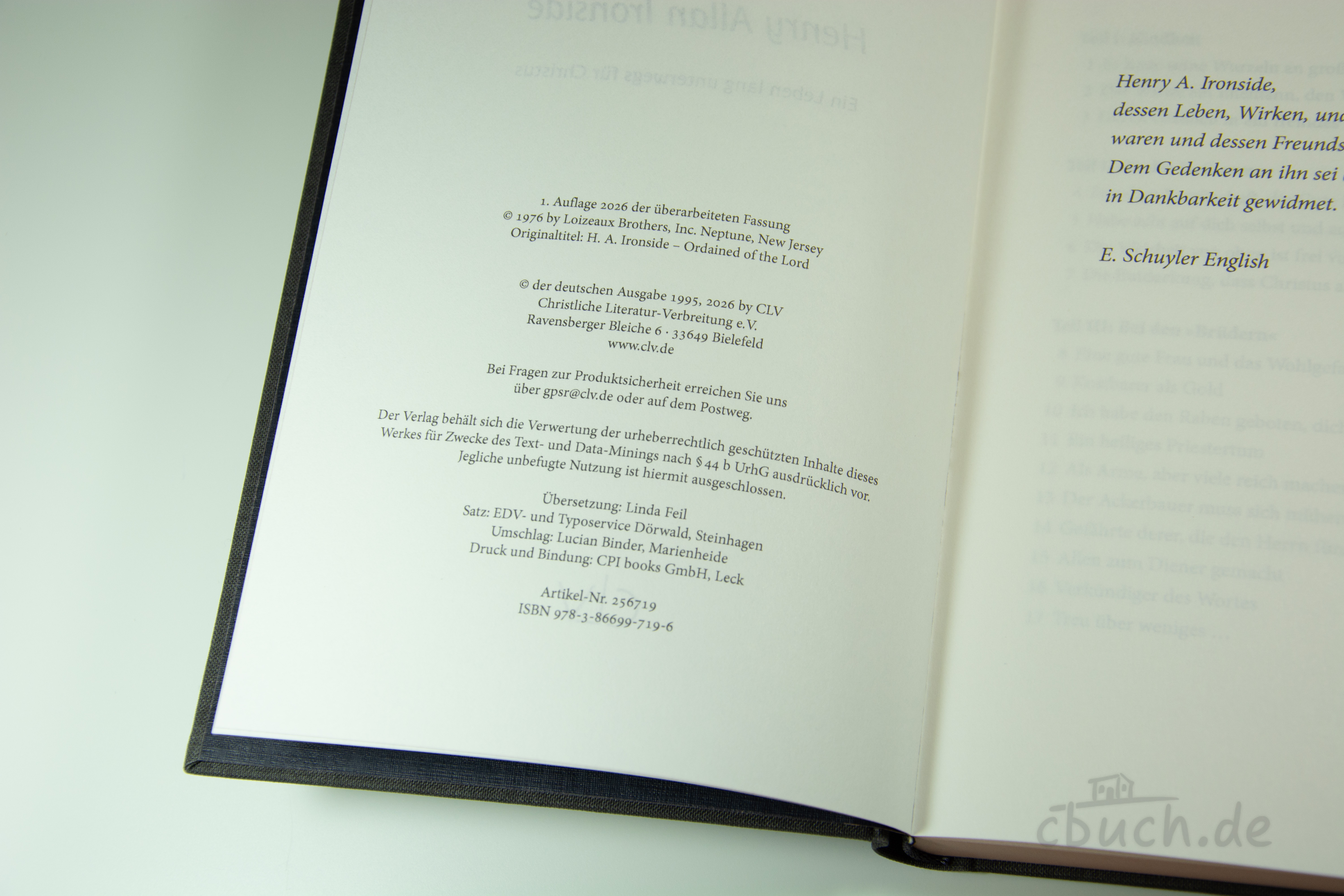 Geöffnetes Buch „Schuyler-English: Henry A. Ironside“ von CLV mit Impressum und Widmungsseite; Biografie über den Straßenevangelisten, Bibellehrer und Mann der Tat Henry A. Ironside.