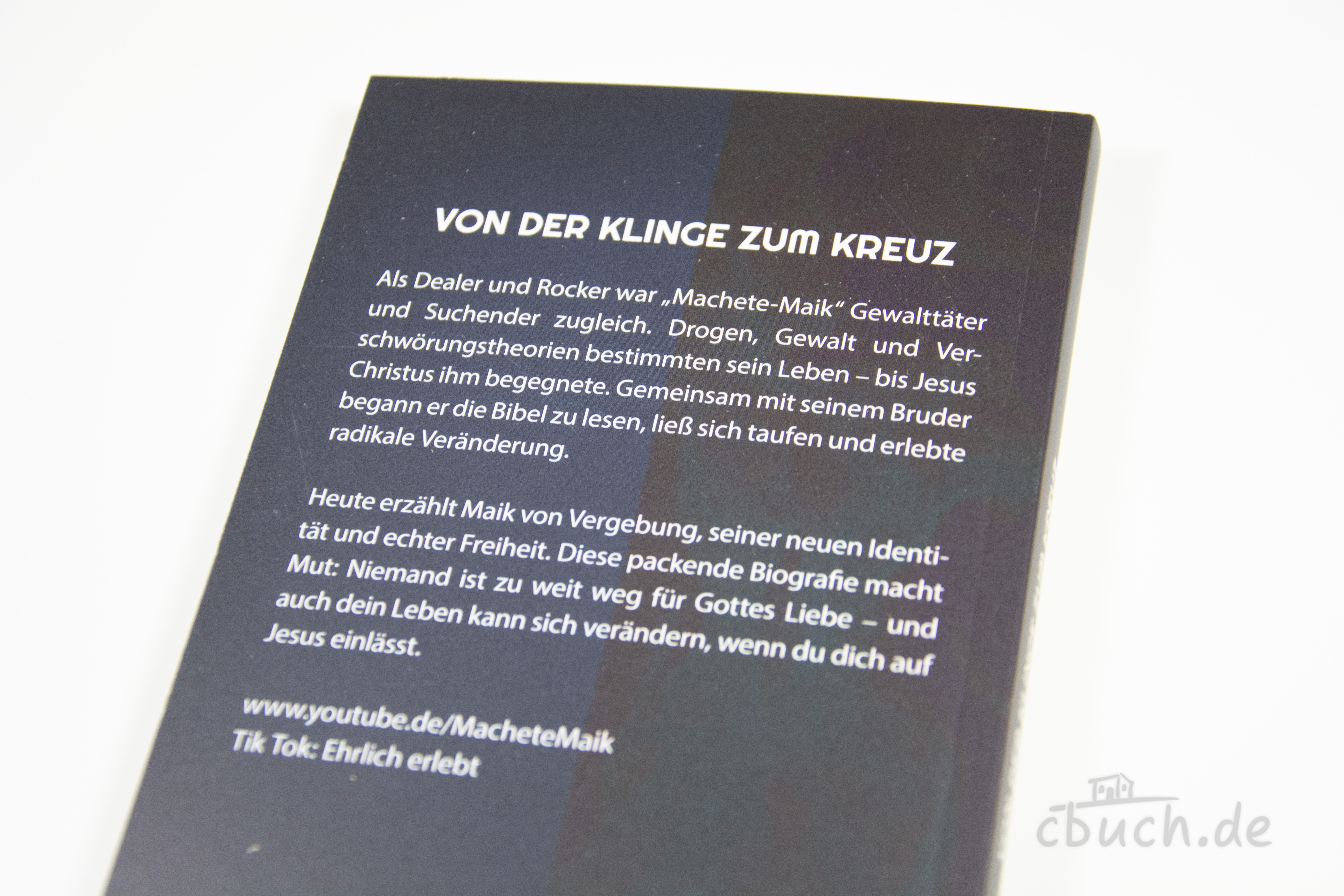 Brunokowski: Machete Maik – Von der Klinge zum Kreuz | Buch CMVH Rückseite des Buches „Brunokowski: Machete Maik – Von der Klinge zum Kreuz“ von CMVH mit Kurzbeschreibung der Biografie über Maiks Weg von Gewalt, Drogen und Rockerleben zu Glaube, Taufe und neuer Freiheit.
