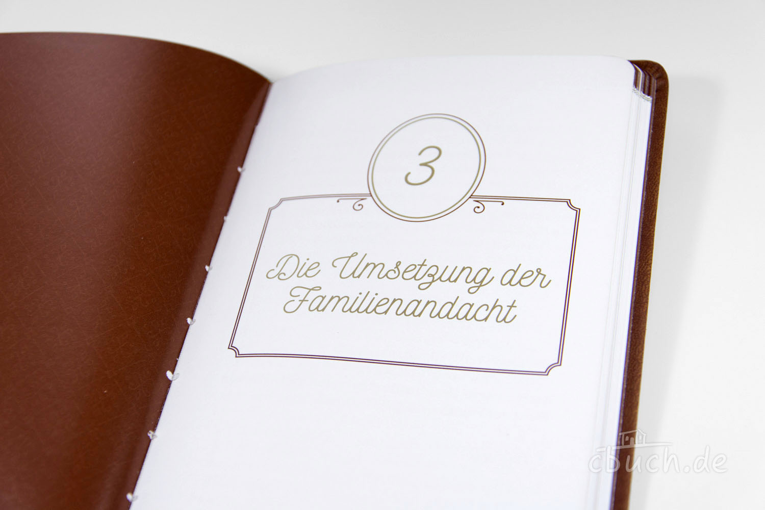 Seite 3 mit Kapitel zur Umsetzung der Familienandacht Geöffnete Buchseite mit Titel zur Familienandacht