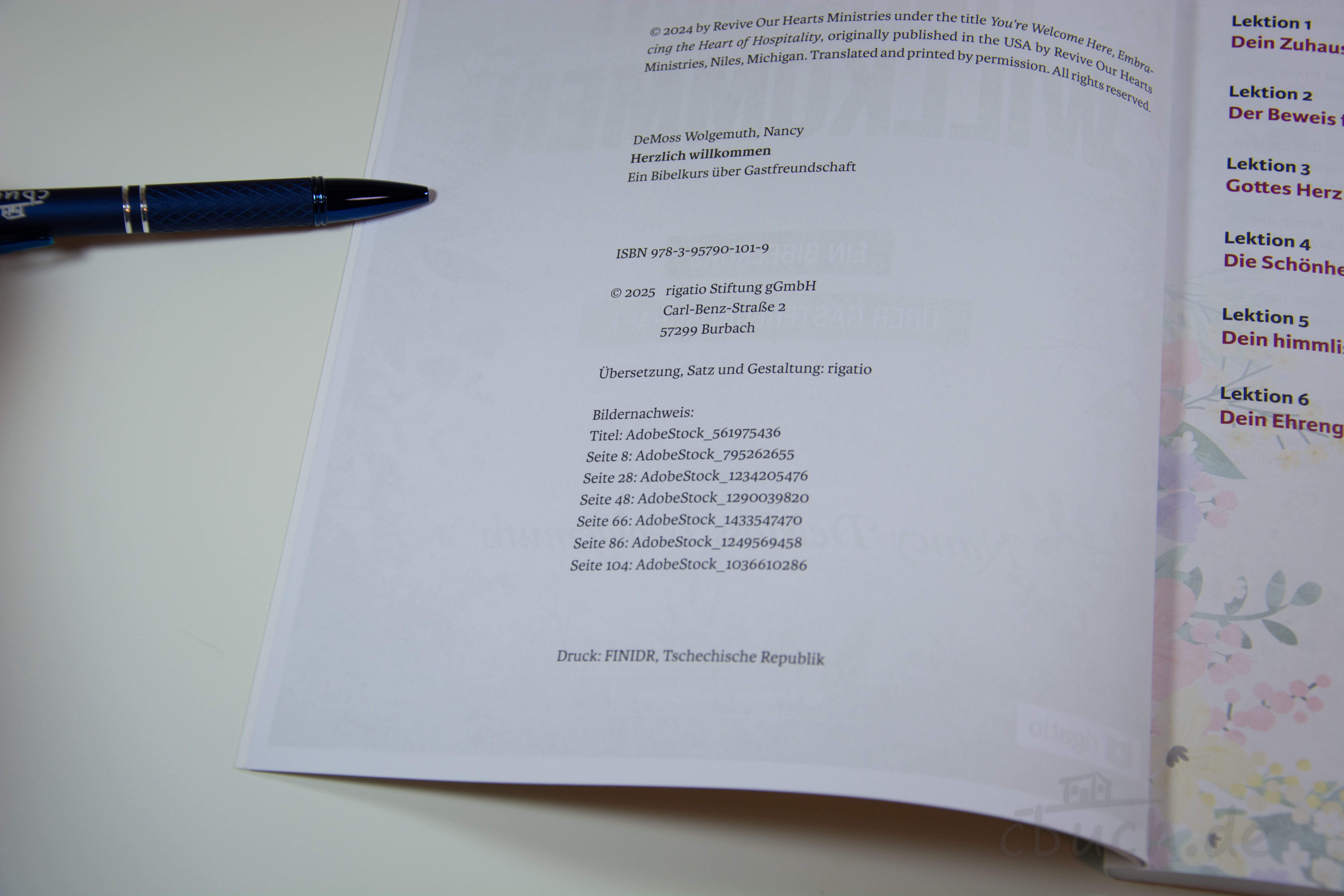 Impressumseite eines Buches mit Textdetails und blauem Kugel