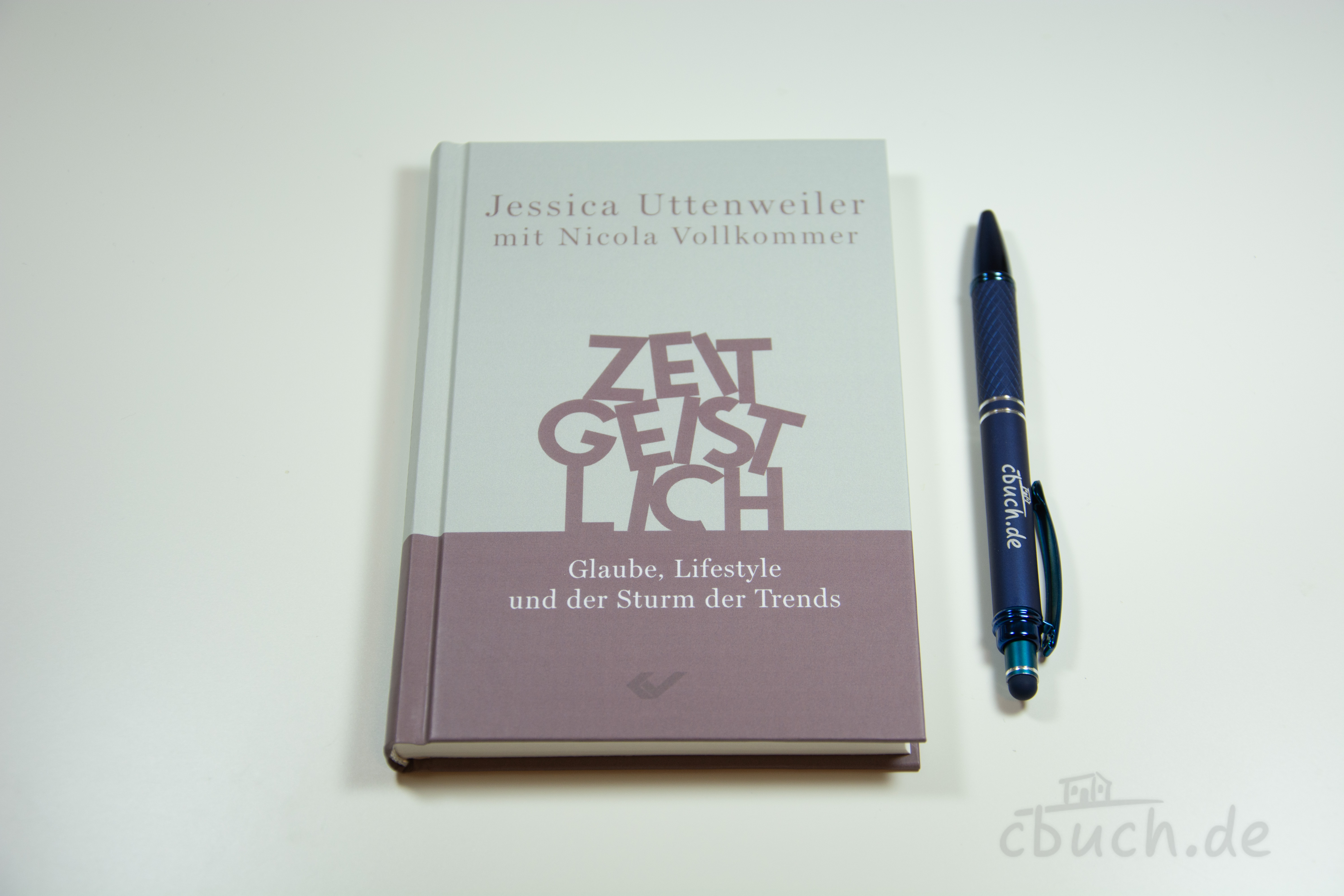 Buch Zeitgeistlich von Jessica Uttenweiler mit blauen Stift