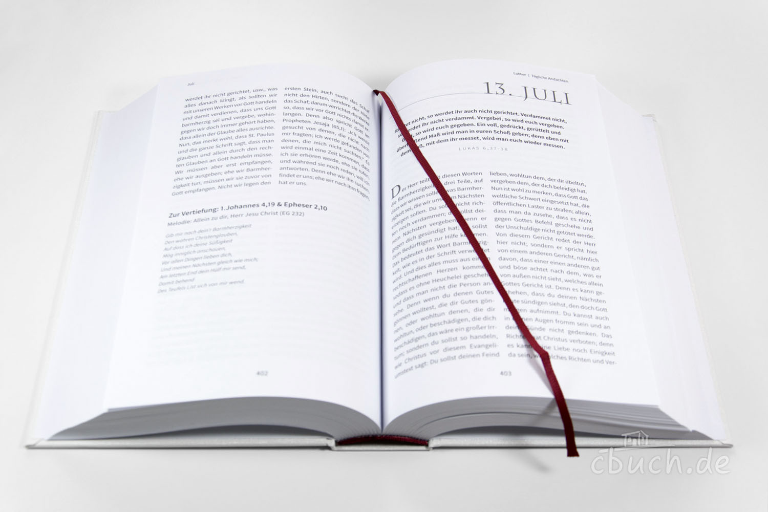 Offenes Buch mit rot eingebundenem Lesezeichen Geöffnetes Buch mit rotem Leseband auf weißem Hintergrund