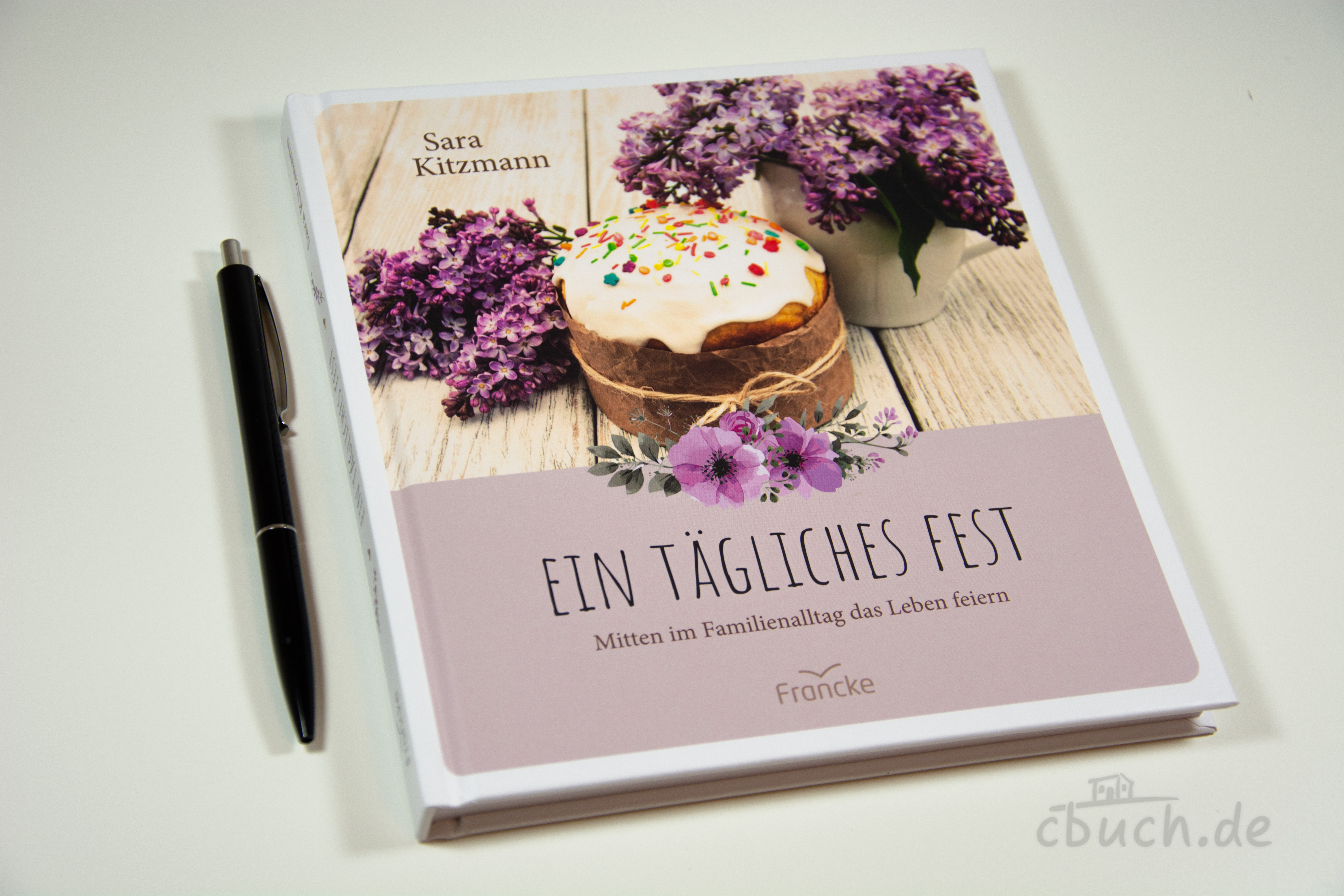 Sara Kitzmann: Ein tägliches Fest – Buch über Familienalltag bewusst feiern Buchcover von „Ein tägliches Fest“ von Sara Kitzmann, erschienen bei Francke – inspirierender Ratgeber für Mütter, um mitten im Familienalltag mit kleinen Kindern das Leben bewusst zu feiern.
