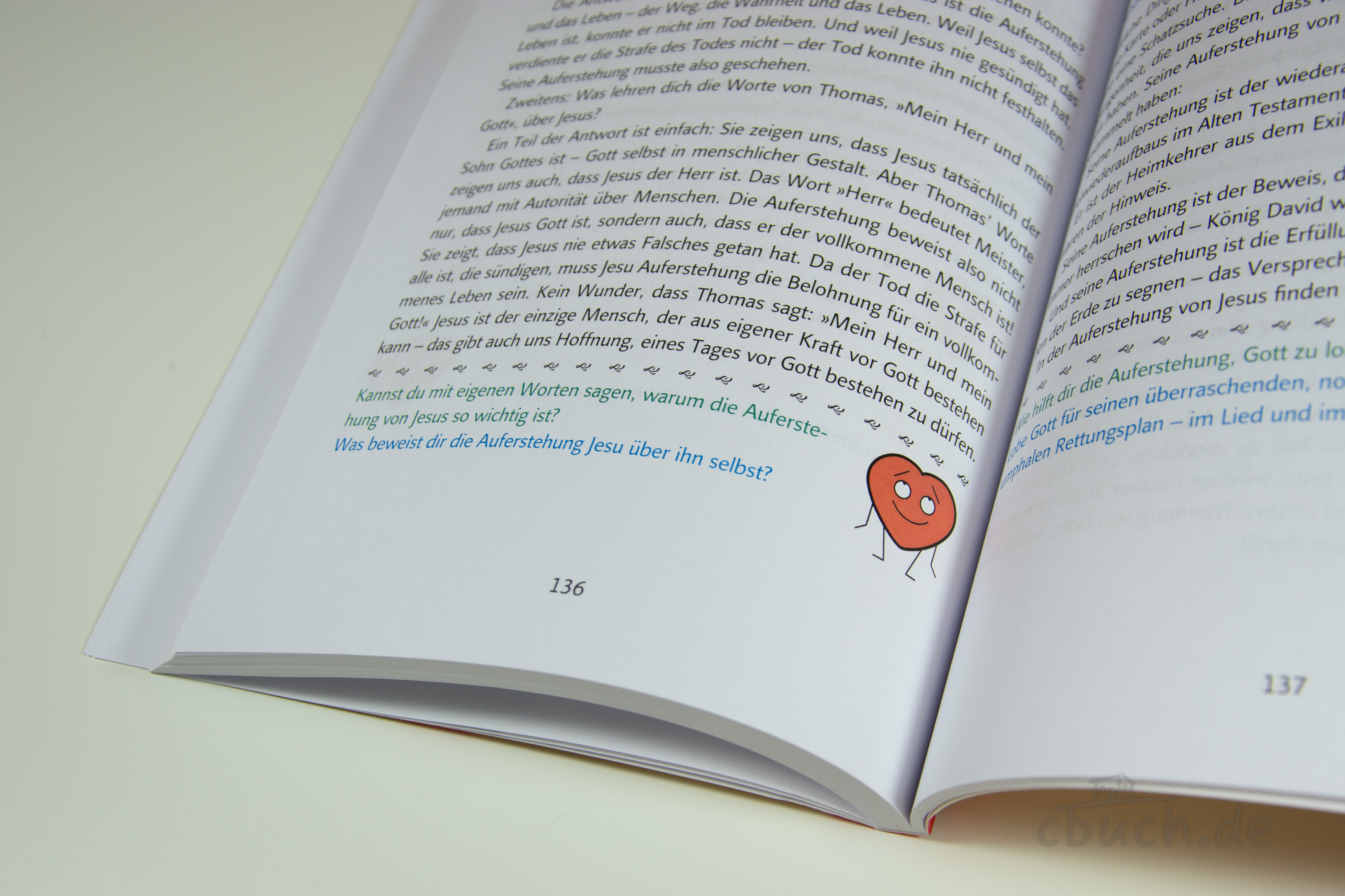 Aufgeschlagene Buchinnenseite aus „Helm: Familienandachten zu Gottes einzigartige Geschichte“ von David Helm, mit kindgerechten Bibelfragen für Familienandachten und christlicher Kinderbibel-Arbeit.