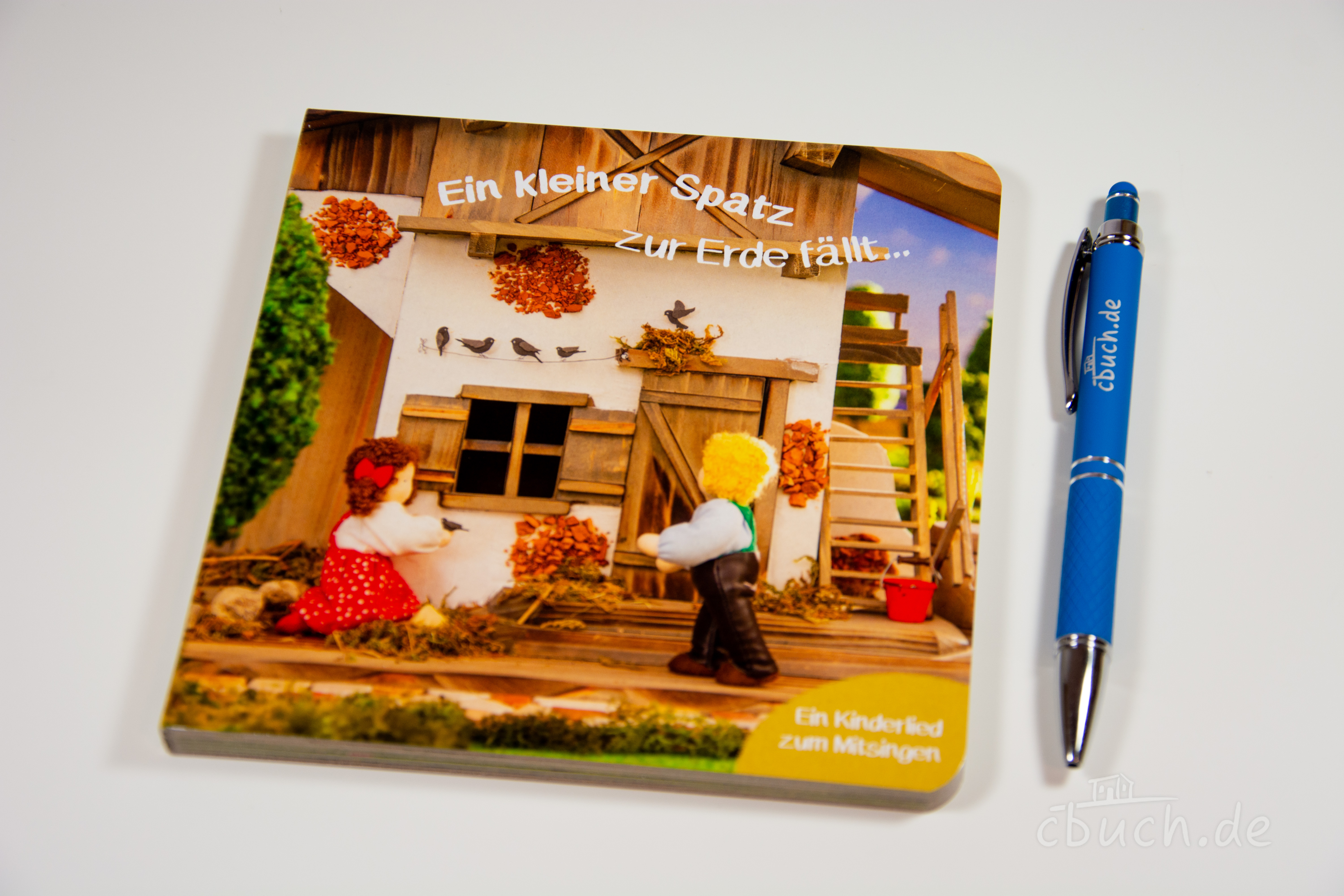 Ein kleiner Spatz zur Erde fällt (Pappebuch)
