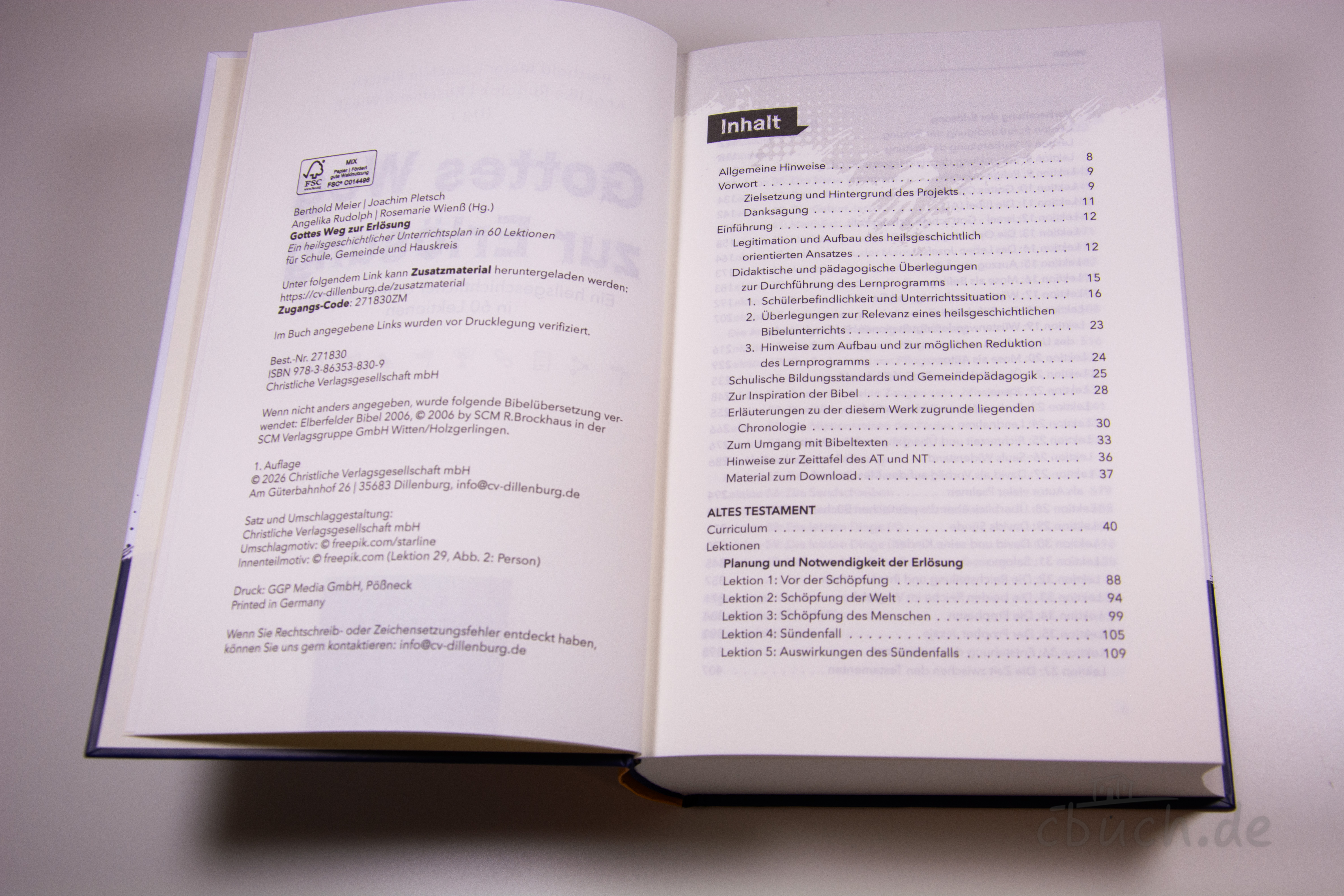 Aufgeschlagenes Buch „Gottes Weg zur Erlösung“ von CV mit sichtbarem Inhaltsverzeichnis; heilsgeschichtlicher Unterrichtsplan mit 60 Lektionen für Schule, Gemeinde und Hauskreis