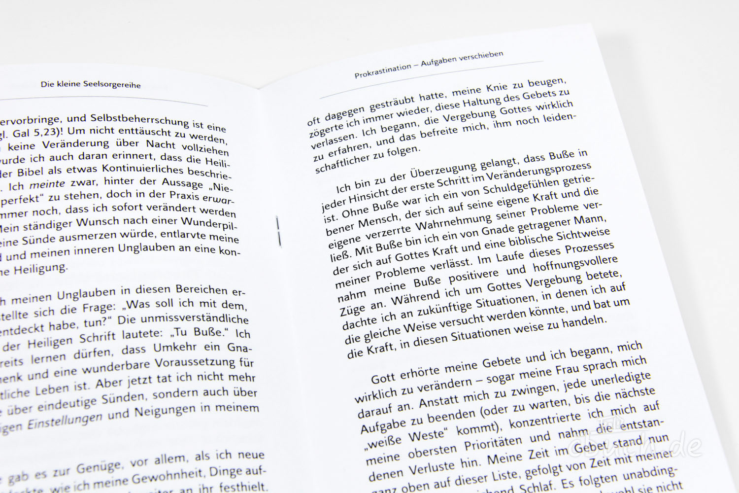 Nahaufnahme eines aufgeklappten Heftes mit Text zur Prokrast