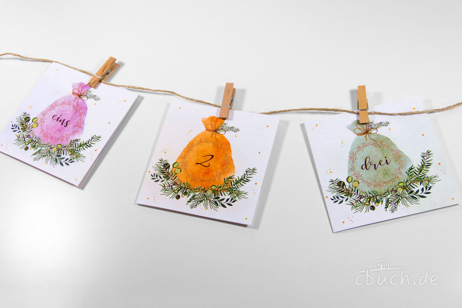 Adventskalenderkarten mit nummerierten Säckchen und Tannengr Drei Adventskalenderkarten mit Säckchen und Zahlen eins, zwe