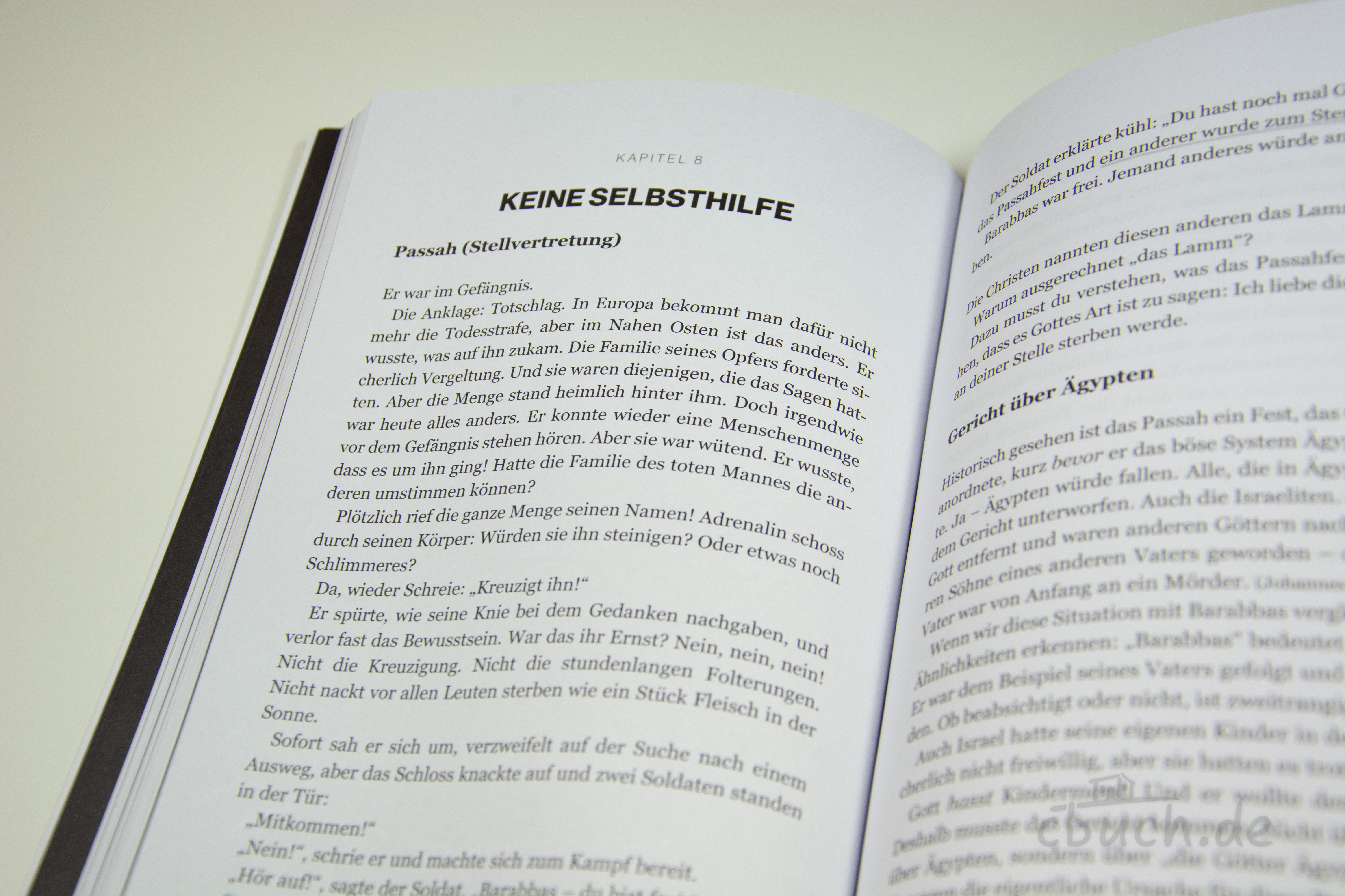 Bubenzer: Überrascht von Liebe – Buchansicht mit geöffneten Seiten Geöffnetes Buch „Bubenzer: Überrascht von Liebe“ von Nathanael Bubenzer, Neuauflage im CV Verlag, mit sichtbarem Kapitel im Innenteil über Gottes Liebe und biblische Wahrheit.