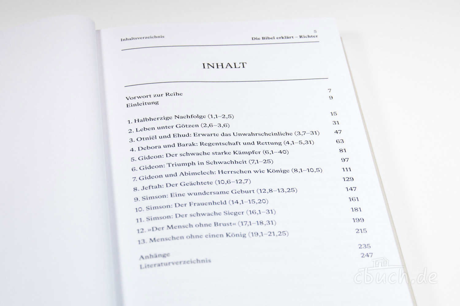 Aufgeschlagenes Buch mit Inhalt und Kapiteln zu biblischen R