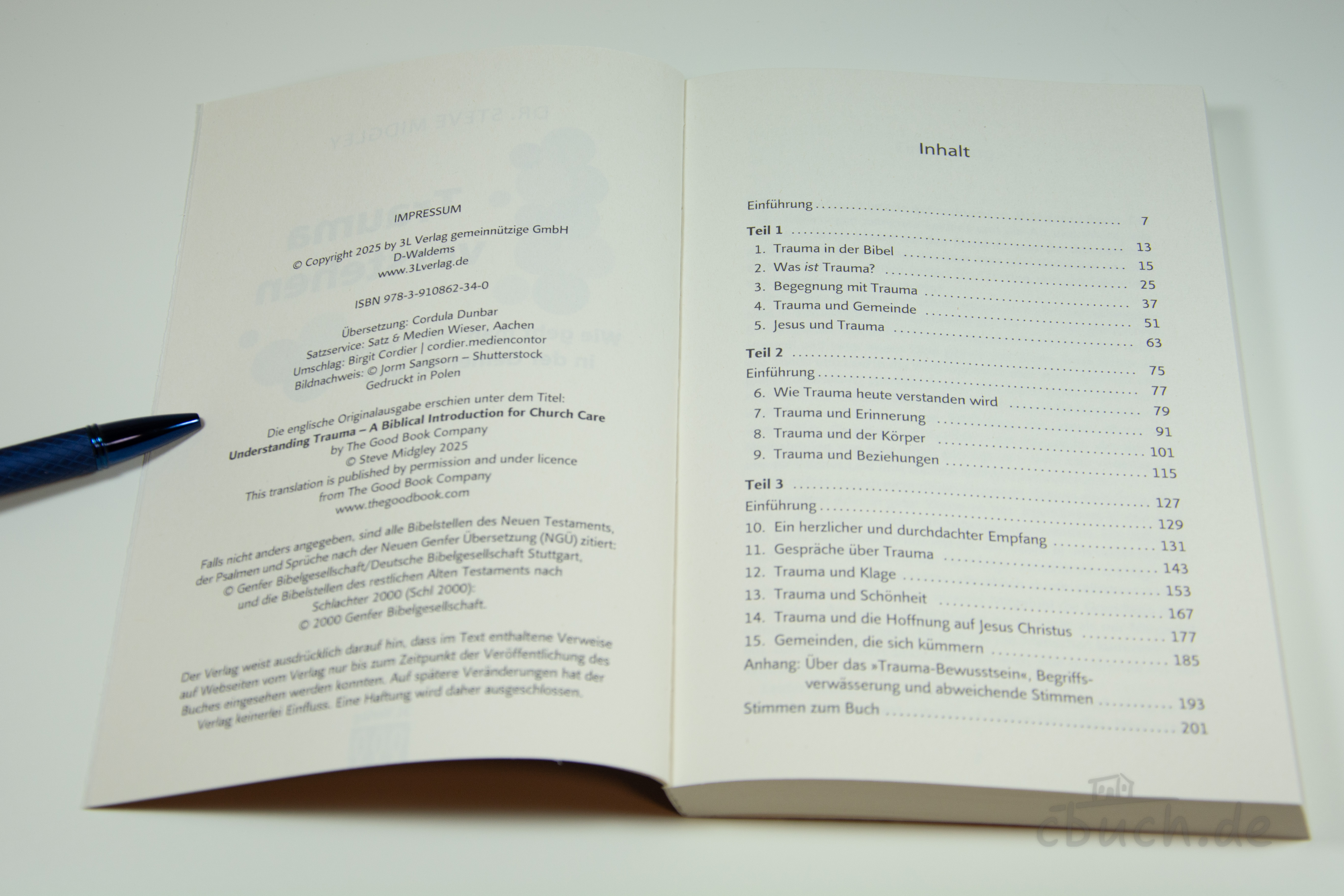 Midgley: TRAUMA – Inhaltsverzeichnis und Impressum des Buches von 3L Aufgeschlagenes Buch „Midgley: TRAUMA“ von 3L mit sichtbarem Impressum und Inhaltsverzeichnis; christliches Buch über Trauma, Gemeinde und den Umgang mit Traumata.